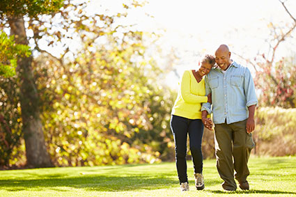 hospice patient and spouse enjoying the outdoors